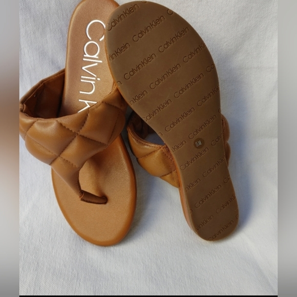 Calvin Klein Women's Sabraya Slip On Thong Flat Leather Sandanls Size 5M. - Picture 5 of 5